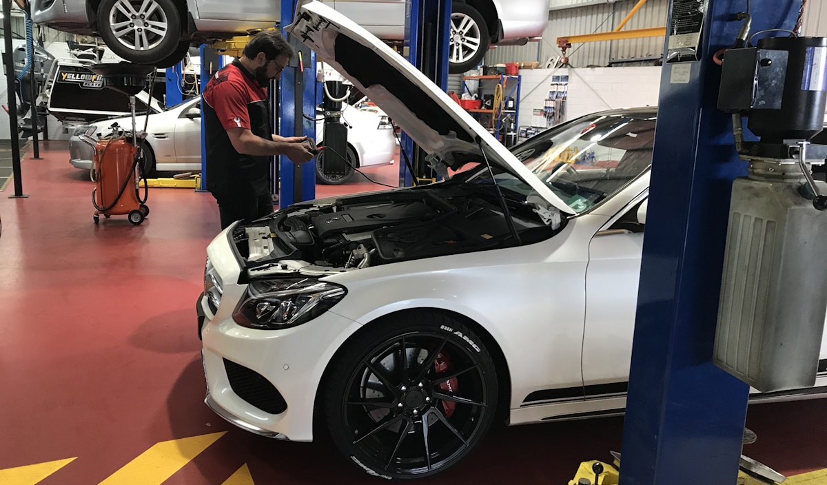 Dandenong Mechanic performing car service